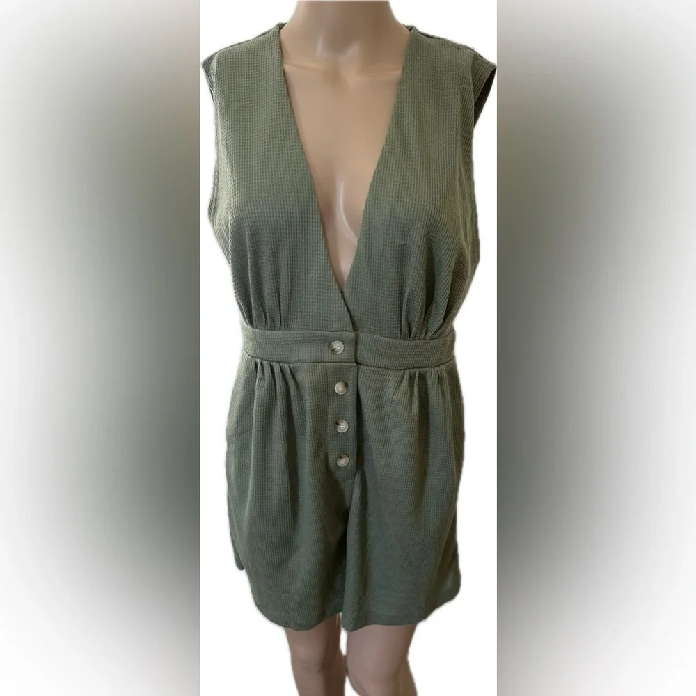 Cupshe waffle knit Romper shorts v neck with pockets size M